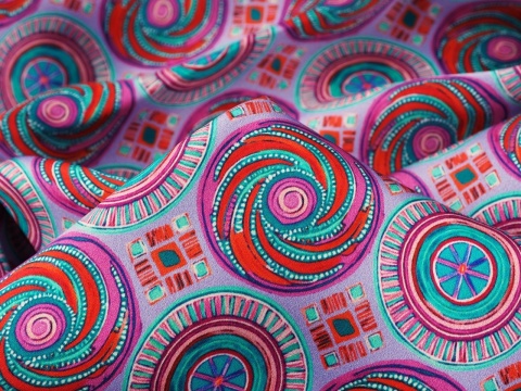 fioletowa satyna jedwabna w ozdobne koła w stylu etno