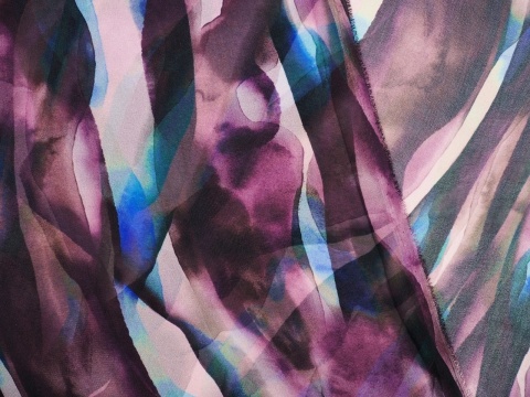 szyfon jedwabny w abstrakcyjny, fioletowy wzór z niebieskimi akcentami