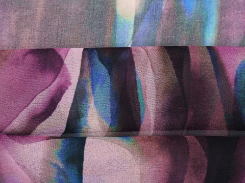 szyfon jedwabny w abstrakcyjny, fioletowy wzór z niebieskimi akcentami