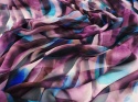 szyfon jedwabny w abstrakcyjny, fioletowy wzór z niebieskimi akcentami