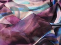 szyfon jedwabny w abstrakcyjny, fioletowy wzór z niebieskimi akcentami