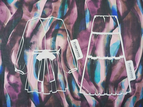 szyfon jedwabny w abstrakcyjny, fioletowy wzór z niebieskimi akcentami