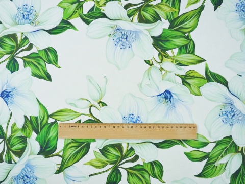 biały jedwab szyfon w jasne kwiaty