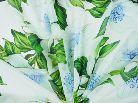 biały jedwab szyfon w jasne kwiaty