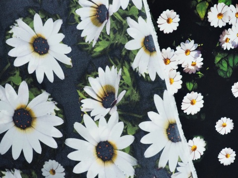 czarny jedwab twill w białe kwiaty i zielone listki