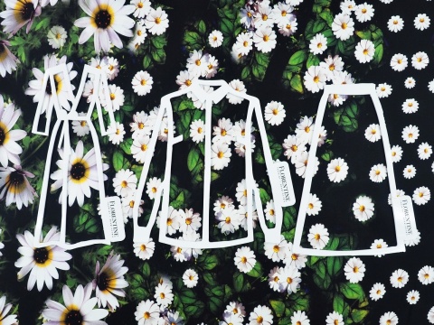 czarny jedwab twill w białe kwiaty i zielone listki