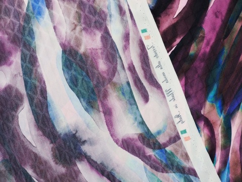 wytłaczany jedwab we fioletowy, abstrakcyjny wzór z niebieskimi akcentami