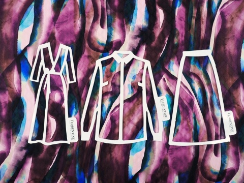 wytłaczany jedwab we fioletowy, abstrakcyjny wzór z niebieskimi akcentami