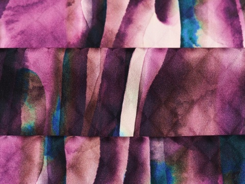 wytłaczany jedwab we fioletowy, abstrakcyjny wzór z niebieskimi akcentami