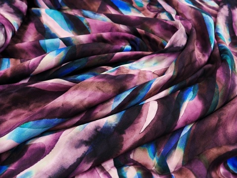 wytłaczany jedwab we fioletowy, abstrakcyjny wzór z niebieskimi akcentami