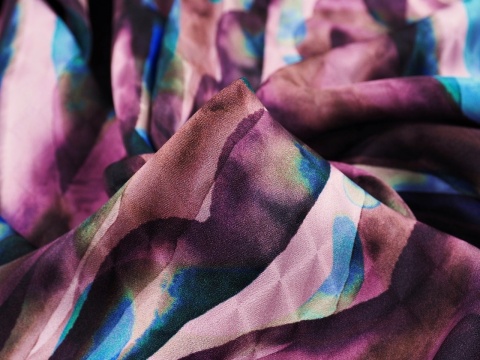 wytłaczany jedwab we fioletowy, abstrakcyjny wzór z niebieskimi akcentami