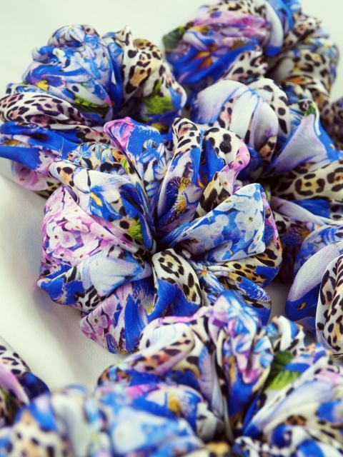 jedwabna guma do włosów typu scrunchie florentine