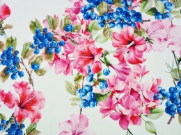 biała tkanina w duże, różowe kwiaty i niebieskie borówki amerykańskie