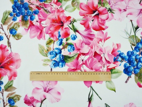 biała tkanina w duże, różowe kwiaty i niebieskie borówki amerykańskie