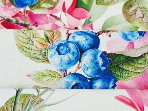 biała tkanina w duże, różowe kwiaty i niebieskie borówki amerykańskie