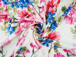 biała tkanina w duże, różowe kwiaty i niebieskie borówki amerykańskie