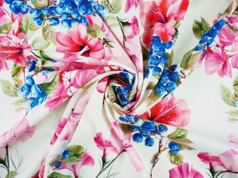 biała tkanina w duże, różowe kwiaty i niebieskie borówki amerykańskie