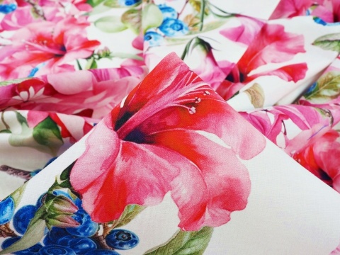 biała tkanina w duże, różowe kwiaty i niebieskie borówki amerykańskie