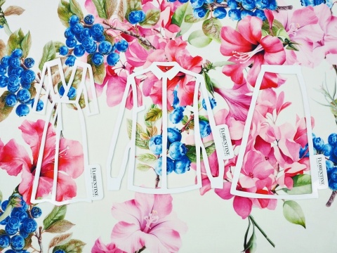 biała tkanina w duże, różowe kwiaty i niebieskie borówki amerykańskie