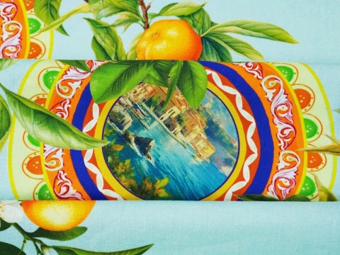 len z wiskozą w kolorze błękitu w pomarańcze i medaliony z krajobrazem