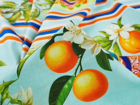 len z wiskozą w kolorze błękitu w pomarańcze i medaliony z krajobrazem