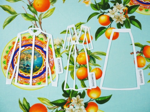 len z wiskozą w kolorze błękitu w pomarańcze i medaliony z krajobrazem