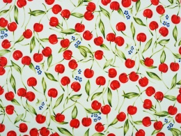 biała tkanina w czerwone wisienki i drobne, niebieskie niezapominajki