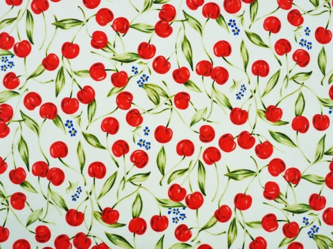 biała tkanina w czerwone wisienki i drobne, niebieskie niezapominajki
