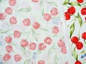 biała tkanina w czerwone wisienki i drobne, niebieskie niezapominajki