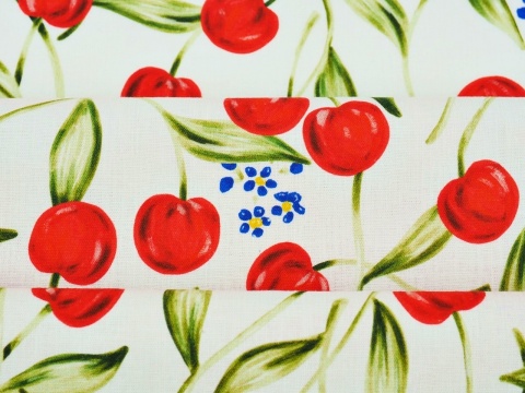 biała tkanina w czerwone wisienki i drobne, niebieskie niezapominajki