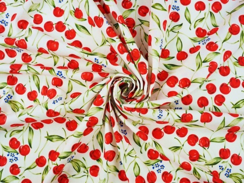 biała tkanina w czerwone wisienki i drobne, niebieskie niezapominajki