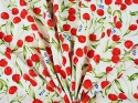 biała tkanina w czerwone wisienki i drobne, niebieskie niezapominajki