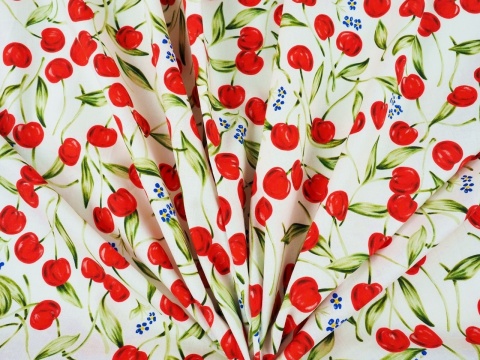 biała tkanina w czerwone wisienki i drobne, niebieskie niezapominajki