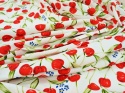 biała tkanina w czerwone wisienki i drobne, niebieskie niezapominajki