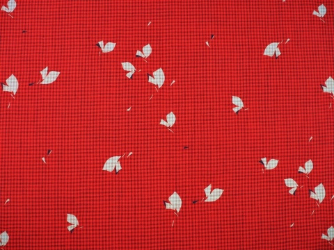 czerwona wełna w drobną kratkę i szare listki