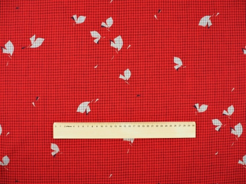 czerwona wełna w drobną kratkę i szare listki