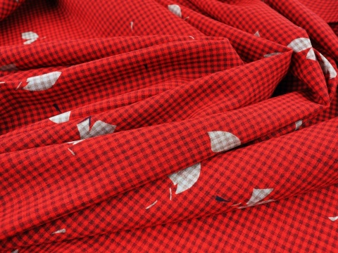 czerwona wełna w drobną kratkę i szare listki