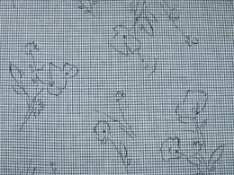 wełna w biało-niebieską, drobną kratkę i czarne szkice kwiatów