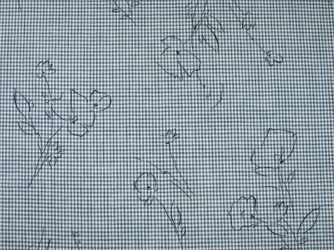 wełna w biało-niebieską, drobną kratkę i czarne szkice kwiatów