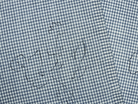 wełna w biało-niebieską, drobną kratkę i czarne szkice kwiatów