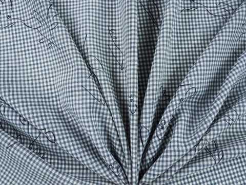 wełna w biało-niebieską, drobną kratkę i czarne szkice kwiatów