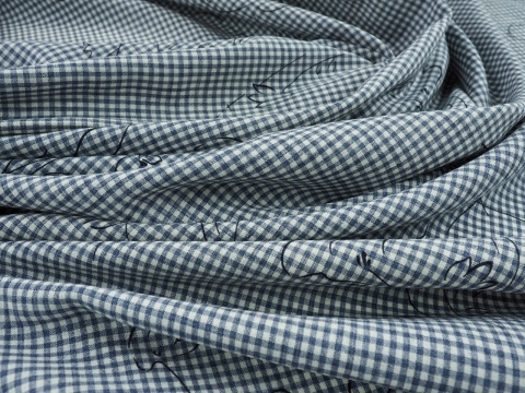 wełna w biało-niebieską, drobną kratkę i czarne szkice kwiatów