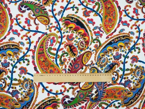 biała wiskoza w kolorowe paisleye