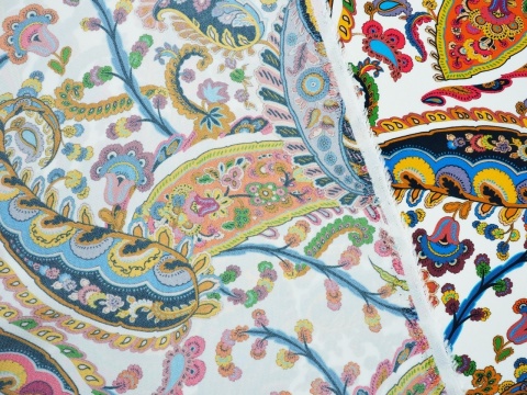 biała wiskoza w kolorowe paisleye