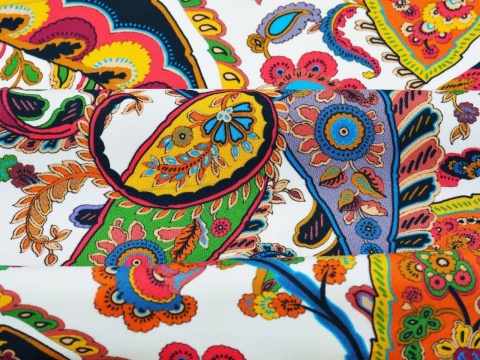 biała wiskoza w kolorowe paisleye