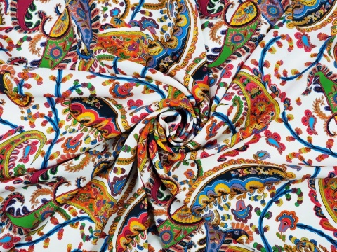 biała wiskoza w kolorowe paisleye