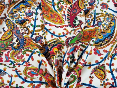 biała wiskoza w kolorowe paisleye