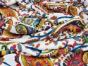 biała wiskoza w kolorowe paisleye