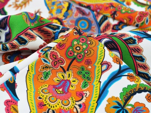 biała wiskoza w kolorowe paisleye