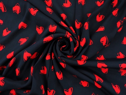 czarna wiskoza w czerwone serca